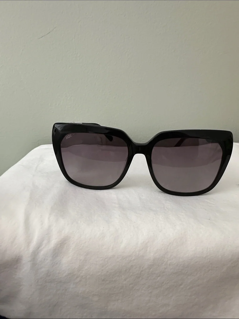 MCM Black Cat-Eye Sunglasses with Gradient Smoke Lenses (09)